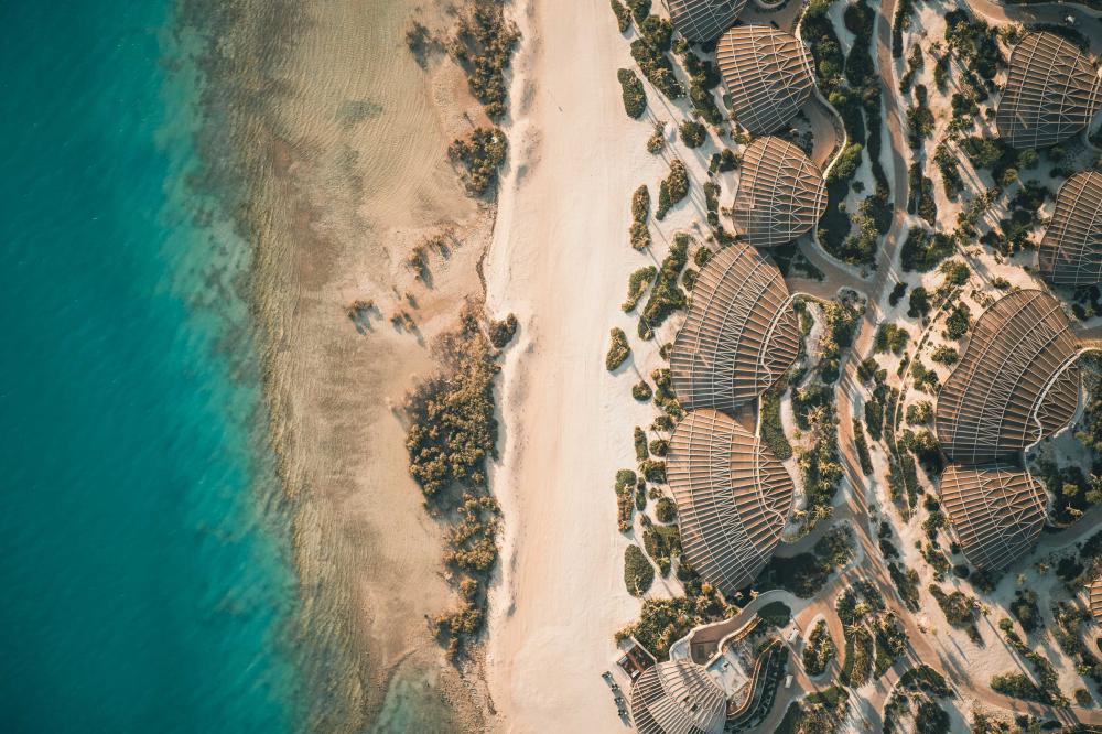 منتجع فاخر يعزز السياحة المستدامة بأحد جزر وجهة البحر الأحمر